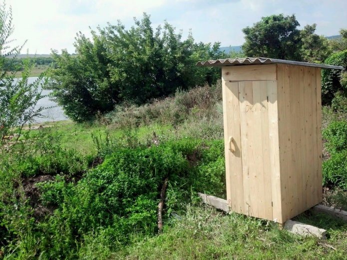 деревянный туалет на даче