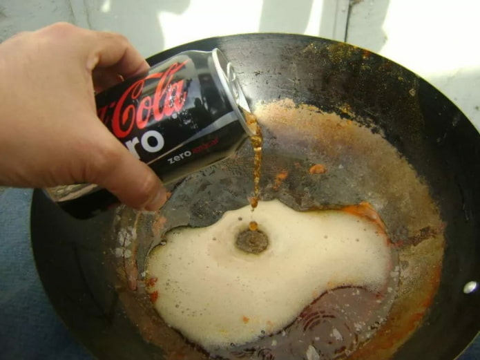 мытье сковороды колой