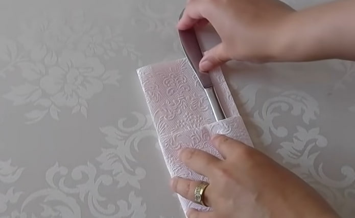 кладем приборы в салфетку